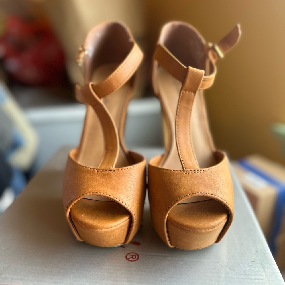 Breckelle’s T Strap Heel
